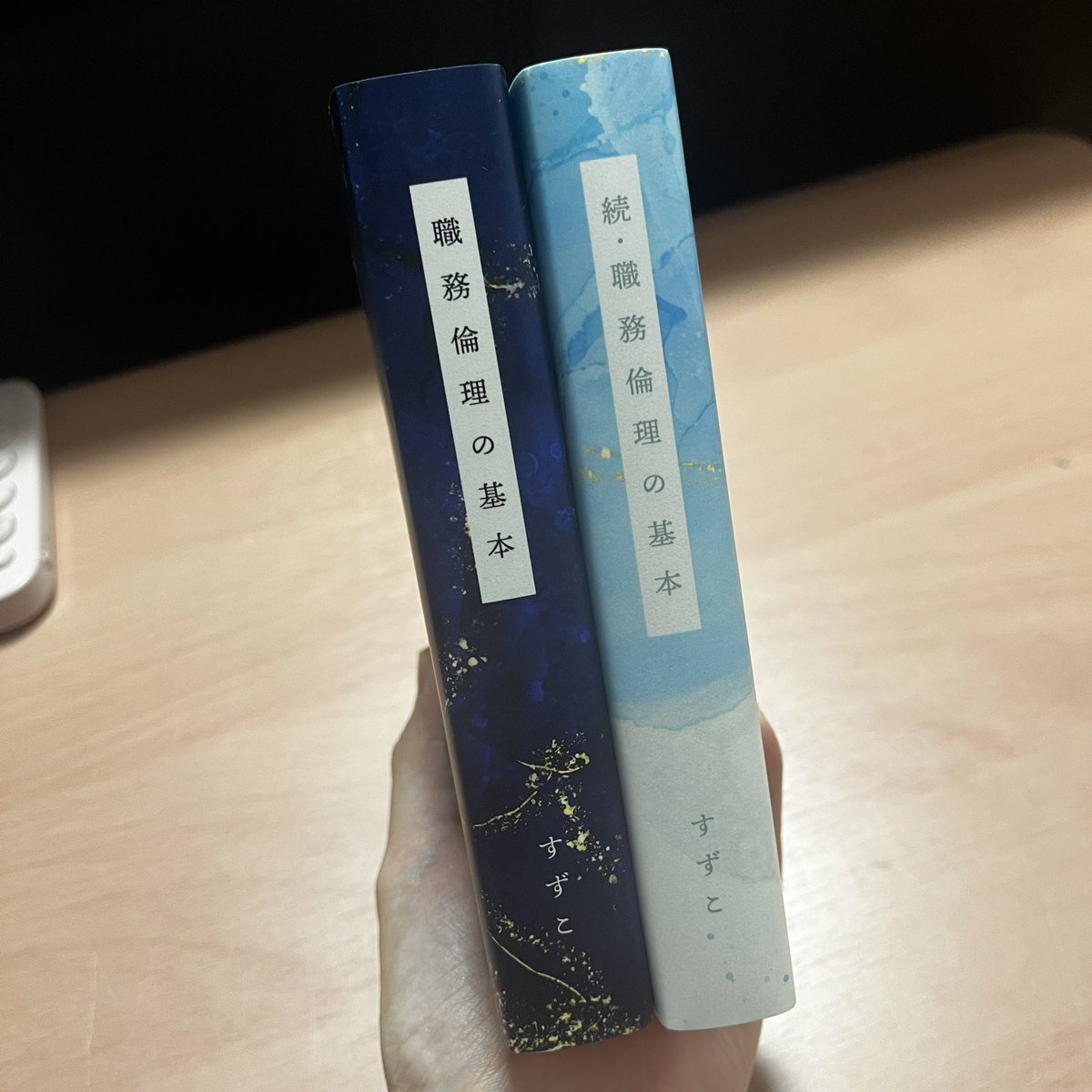 sym28ruru's tweet photo. 待ちに待ったすずこさん(@suzuko_epi )の👮🌊の続編が届いたの〜🥹💖 今回も表紙からすごく素敵で…ノベルティのしおりをそれっぽく本編と並べてみて既に大満足( *´艸`) 一話ずつ大切に読ませていただきます♡ https://t.co/lLcjYlXwLa