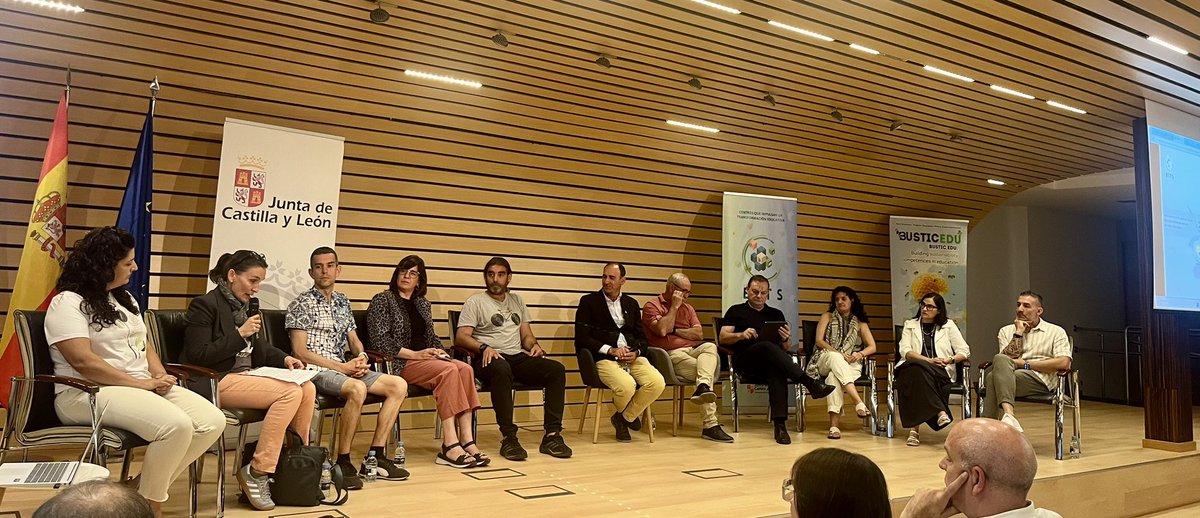 cfiesalamanca's tweet photo. Mesa redonda de presentación de proyectos en la sesión final del proyecto de innovación CENTROS BITS: Los 58 centros Bilingües, Inclusivos, Tecnológicos y Seguros de las 9 provincias de Castilla y León.  Modera el Jefe  de Servicio @fjmagdafuente #formaciónCyL #innovaCyL https://t.co/bVOFEE74J4