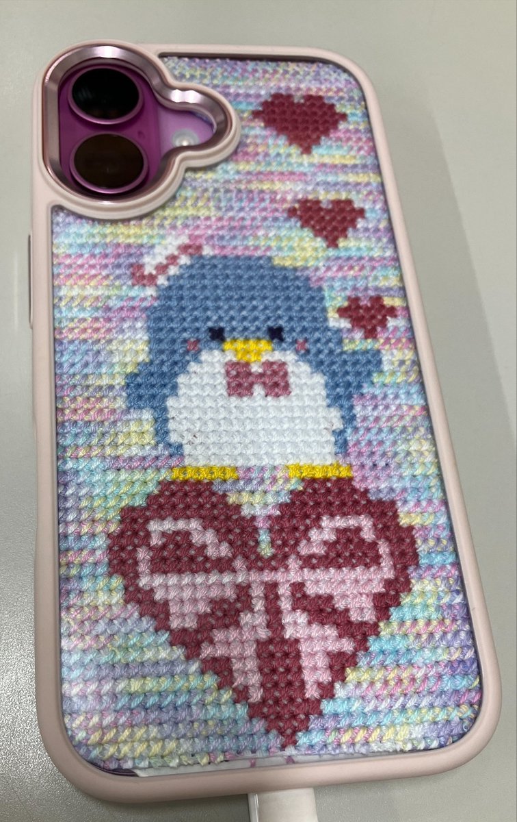 amesyonano's tweet photo. スマホケース(に入れる刺繍)作りました！クロスステッチデビュー✨️ https://t.co/Jd0zt7CICH