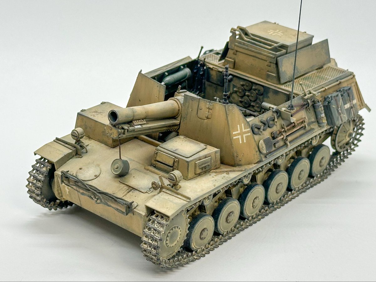 FriedenModels's tweet photo. 1/35 バイソンⅡ 進捗⑲（完）

主砲からぶら下がった砲口の蓋、車体前方の牽引ワイヤーを取り付けてバイソンⅡ完成です！🙌
いずれは荷物やフィギュアも載せたいですね！
砂塵舞う過酷な砂漠の戦場で奮戦したメカニカルな本車に在りし日のアフリカ軍団将兵の勇姿を思い起こしていただければ幸いです🌴 https://t.co/cwvrMBWWgj