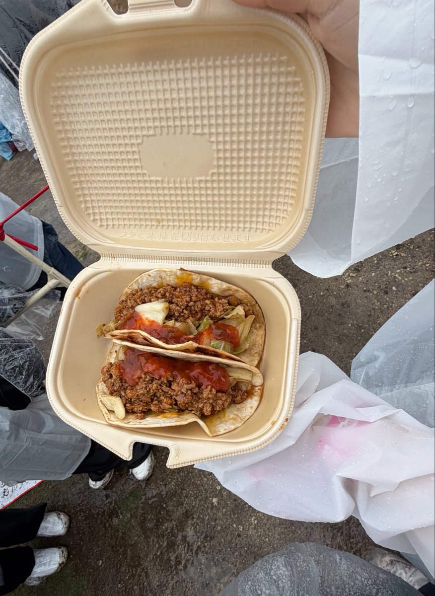 makisuke_ini's tweet photo. いいなぁ屋根あってwwww
雨で薄めながら食べたタコスを見てくれ🌮www
とてもおいしかったよwwww https://t.co/2lvXxp0JKY