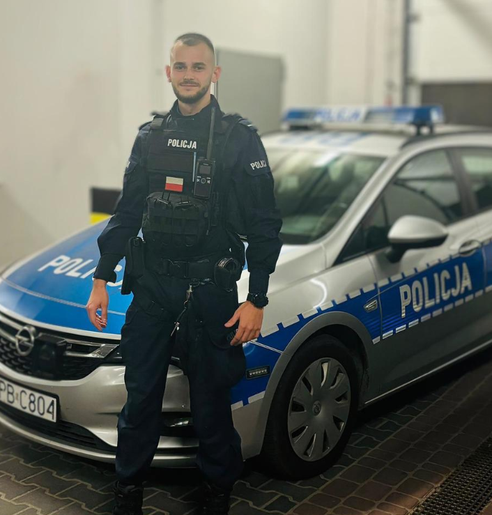 Sluzby_w_akcji's tweet photo. ❗️Kolejny dobry policjant ma zostać zwolniony dla "dobra służby" bo jak twierdzi komendant, za dużo przebywał na L4, ale nikt nie bierze pod uwagę tego, że był na zwolnieniach z powodu wypadków na służbie. 

Tak wygląda „dbanie” o funkcjonariuszy? Sierż. Konrad Kuś z KPP Oława od dzieciństwa marzył o służbie. Wstąpił do Policji, przeszedł szkolenia, patrolował ulice, ścigał przestępców, zatrzymywał osoby poszukiwane i ratował ludzkie życie. 

Pisaliśmy już na naszych social mediach, między innymi o tym jak walczył o życie młodej kobiety, po długiej reanimacji przywrócił  jej funkcje życiowe.  Wpis miał setki tys wyświetleń i tysiące lajków, sama komenda wojewódzka napisała o nim na swojej stronie:

"Jesteśmy dumni, że w szeregach oławskiej jednostki służą osoby, które pokazują, że policja to służba dająca ogromną satysfakcję, między innymi z możliwości niesienia pomocy i ratowania ludzkiego życia."

Niestety podczas służby Konrad uczestniczył w wypadku radiowozu. W jego następstwie zdiagnozowano u niego poważne problemy z kręgosłupem. Przeszedł operację, rekonwalescencje i wrócił do służby. 

Kilka miesięcy później, podczas kolejnej wymagającej interwencji, doznał odmy płuca. Trafił do szpitala, miał założony drenaż i ponownie musiał walczyć o powrót do zdrowia.

Oba zdarzenia były związane ze służbą. W obu przypadkach prowadzono postępowania powypadkowe. To nie były wakacje, urlopy czy unikanie obowiązków. To były konsekwencje służby pełnionej dla obywateli.

Mimo tego wracał do munduru. Za swoją służbę otrzymywał nagrody finansowe. Otrzymywał listy i wyrazy uznania za skuteczne działania. Był pozytywnie oceniany przez przełożonych. Współpracownicy i mieszkańcy podkreślali jego zaangażowanie, profesjonalizm oraz gotowość do niesienia pomocy o każdej porze dnia i nocy.

- Uratował kobietę po zatrzymaniu krążenia.
- Uratował kilkuletnie dziecko, które zachłysnęło się jedzeniem i straciło przytomność.
- Ratował nieprzytomnego zawodnika podczas meczu.
- Wraz z kolegą z patrolu odnalazł mężczyznę w kryzysie emocjonalnym i przez ponad 2 godziny rozmawiał z nim na moście, dzięki tej rozmowie i okazanej empatii mężczyzna postanowił zejść z barierek i został przekazany medykom.
- Zatrzymywał handlarzy narkotyków.
- Ścigał pijanych kierowców.
- Brał udział w pościgach.
- Odnajdywał osoby zaginione.
- Wielokrotnie ryzykował własnym zdrowiem i bezpieczeństwem.

Dziś Komenda Wojewódzka Policji we Wrocławiu na wniosek komendanta z KPP w Oławie wszczęła wobec niego postępowanie administracyjne w sprawie zwolnienia dla tzw. "dobra służby". Powód?

 359 dni zwolnień lekarskich od 2021 roku. W tej liczbie znajdują się zwolnienia wynikające z urazów odniesionych podczas wykonywania obowiązków służbowych i jedno poza służbą. 

Konrad zdał egzamin wstępny na instruktora Technik i Taktyk Interwencji Policji, zaczął trenować by przygotować się do kursu. W trakcie jednego z treningów upadł i doznał złamania prawego obojczyka, które wymagało operacji. 

Najpierw ryzykujesz zdrowie. Potem walczysz o powrót do służby. Wracasz do pracy, zakładasz mundur i ratujesz kolejnych ludzi, a następnie słyszysz, że problemem nie są przestępcy, których zatrzymałeś, ani ludzie, którym uratowałeś życie. Problemem jesteś Ty.

Konrad jest jedynym żywicielem rodziny. Jego żona opiekuje się małym dzieckiem. Rodzina spłaca kredyt hipoteczny i utrzymuje się wyłącznie z jego wynagrodzenia. Zwolnienie ze służby oznaczałoby dla nich utratę poczucia bezpieczeństwa i ogromny cios finansowy.

 Trudno nie zadać pytania: jaki sygnał wysyła się dziś funkcjonariuszom? Masz być gotowy poświęcić zdrowie. Masz ratować innych. Masz działać bez względu na ryzyko. Ale gdy zdrowie ucierpi właśnie podczas służby, możesz usłyszeć, że stałeś się problemem.

Czy naprawdę tak powinno wyglądać traktowanie policjanta, który przez lata udowadniał swoją wartość na ulicy, był nagradzany, chwalony przez przełożonych i ratował ludzkie życie?

Komendant z Oławy chce go zwolnić jak to nazywają dla "ważnego interesu służbowego", ale przy każdym uratowanym życiu chwalili się jego wizerunkiem, jakiego mają dobrego policjanta.

Będziemy sprawę nadzorować i do niej wracać. Wierzymy, że przełożeni zastanowią się jeszcze nad swoją decyzją.