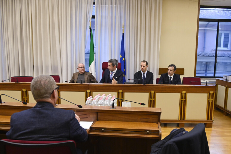 GiovaQuez's tweet photo. Cinque persone interrogate in un commissariato. Da consulenti di Fratelli d'Italia. All'insaputa delle opposizioni. E, il tutto, scoperto per caso.

Le opposizioni abbandonano la commissione d'inchiesta sul Covid: “Superata una linea rossa” 👇 https://t.co/7Yo4C7pdbp