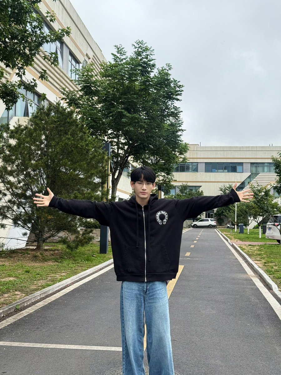 r1secakes's tweet photo. Screaming jump crying
Yaochen went back to the Produce camp 2019 site 🥲

#R1SE https://t.co/Tn1MXwiIJv