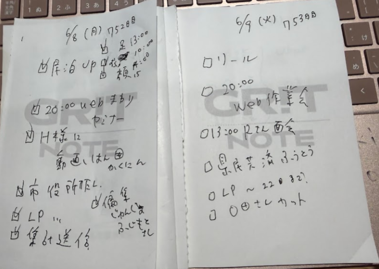 miyamoto_webby's tweet photo. 【グリットノート752日目】
今日は、部屋の窓？を少しだけ開けてもらいました。自然の風と雨の匂いと音で、癒されました～～。

グリットノートをしてなかったら、私は、前に進めてなかったと思います。少しずつ、ですが。目標に向かって進みながら、途中で見つけた課��をクリアにするには？どうしたら？とかんがえながら、またカレンダーに入れながら。

今日一日を振り返りながら、明日の予定を確認して、明日も楽しみながら頑張ろうって思える不思議なノートだなって思ってますｗ

今日も楽しい一日でしたw
お疲れ様でした

@grit_note　＃GritNote
