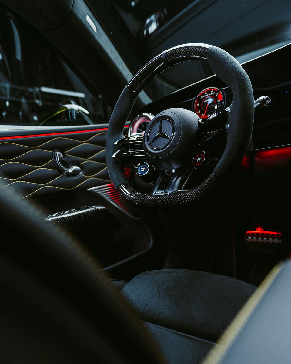 MercedesBenzAD's tweet photo. أربعة أبواب. شخصية AMG كاملة.

تجسّد مرسيدس-AMG GT كوبيه بأربعة أبواب الأداء الجريء بكل تفاصيله، ليصبح محور الاهتمام بكل وضوح. https://t.co/yFNndCjAx9