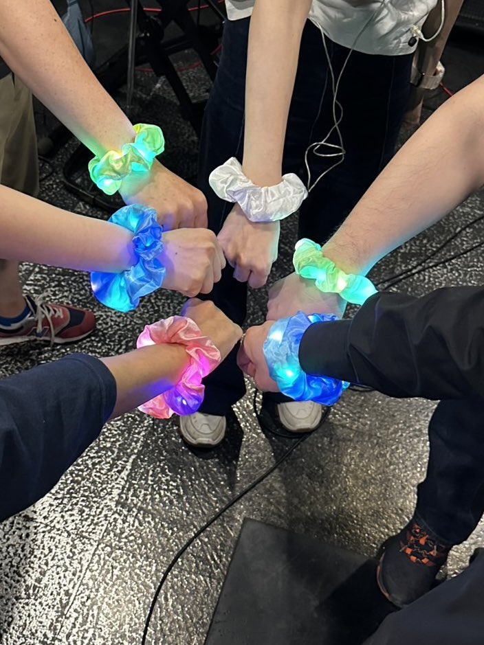 munazooo's tweet photo. 昨日はRAISE A SUILENカバーのRAS!RAS!MAS!ゲネリハ✨✨
みんなで光るシュシュつけてワンピースみたいな写真が撮りたかったけど、横並び出来ないから2列になったら、ただの満員電車みたいな写真になった🤣🤣
そんな愉快なラスマスは6/13ライブです！！ https://t.co/S3UKNwIbGx