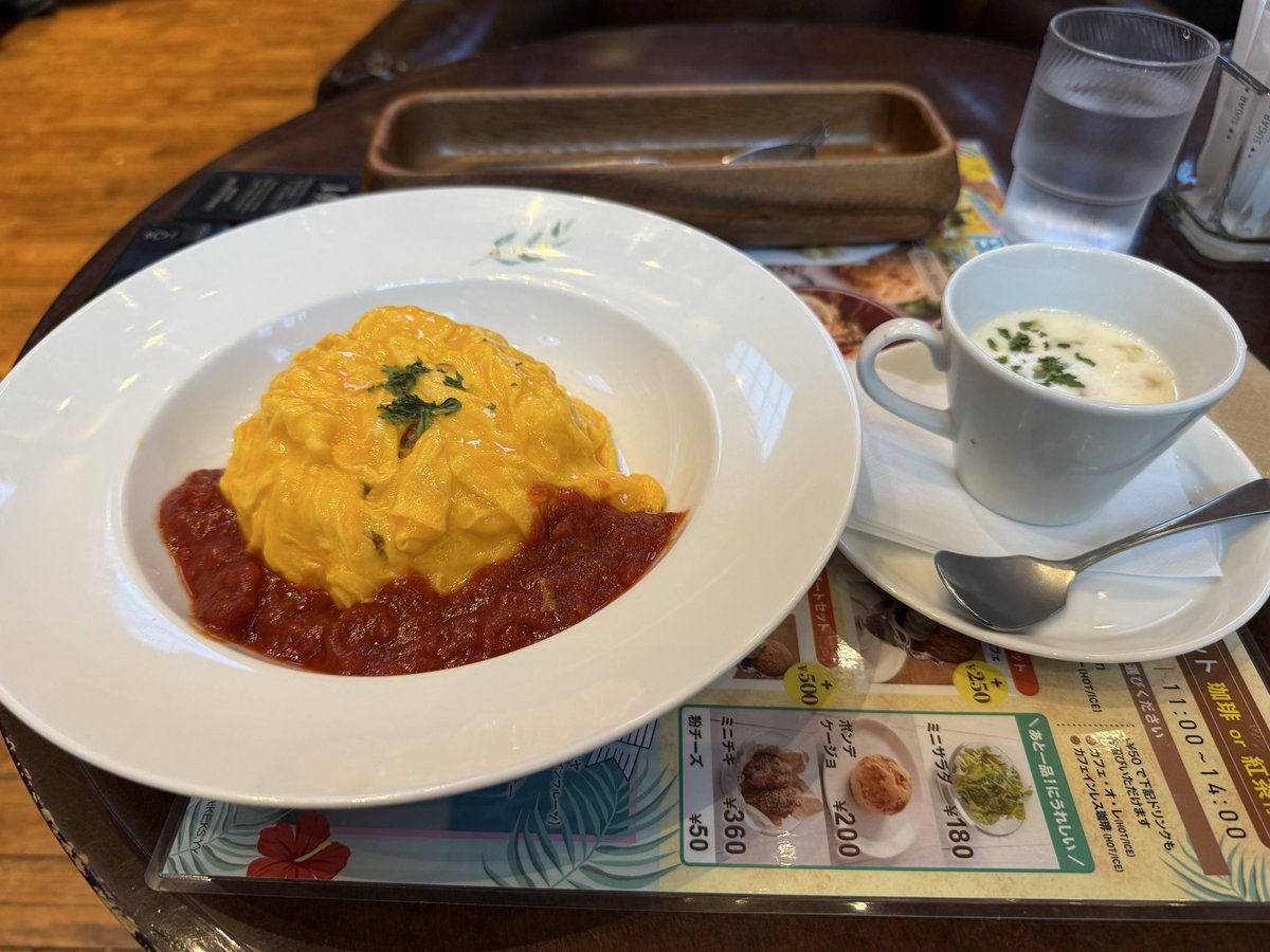 StudioSumire's tweet photo. 今夜はとあるお店の（写真でバレそうだけど）オムライス。
これケチャップじゃないんよ。トマトソースなんだけどさ、デミソースなんかより遥かに美味しいのよ。トマトの旨味とニンニクの芳ばしい香りが最高！
 #ねぎやまのお腹を鳴らし隊 https://t.co/ext4UF798x