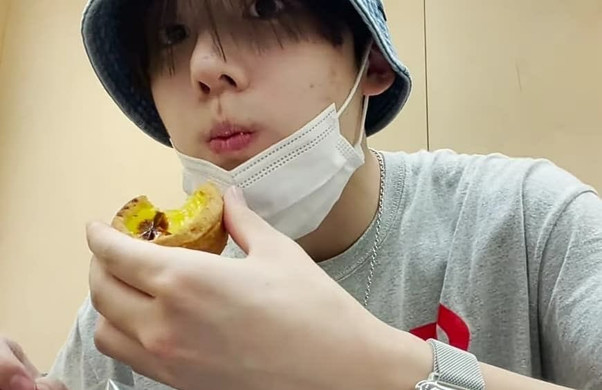 luvisone0's tweet photo. 우리땅워니 인사하구 입맛다시고 한입먹어서 입술에 다 묻음 ㅜㅜ 먹는 거 마저 사랑스러워 https://t.co/VQTAEA9IWR