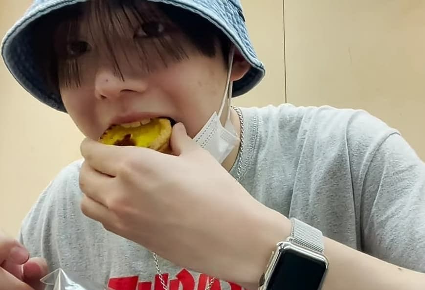 luvisone0's tweet photo. 우리땅워니 인사하구 입맛다시고 한입먹어서 입술에 다 묻음 ㅜㅜ 먹는 거 마저 사랑스러워 https://t.co/VQTAEA9IWR