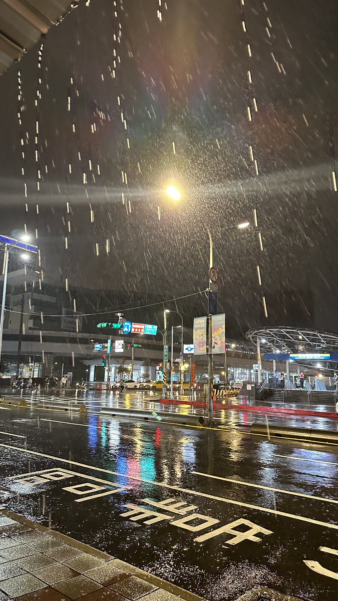 gcdjdppko's tweet photo. 며칠째 비가 계속 내리는 타이베이, 수박을 사러 나갔다 오는 길에 온몸이 다 젖어버렸네요~😩  #비오는날 #타이베이 https://t.co/JFW9rQvVmq