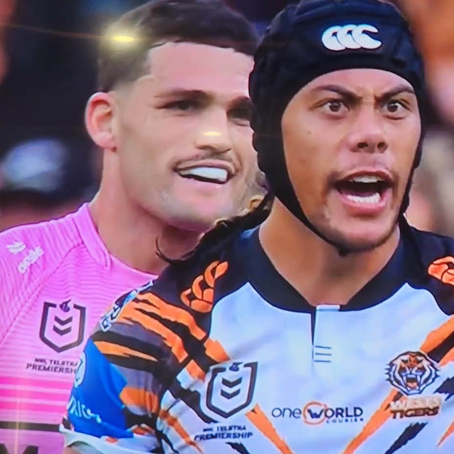BadlyDrawnRL's tweet photo. “Hey Robin, it’s Batman”

#NRLTigersPanthers
#NRL
#Luai
#Cleary https://t.co/czgjGGhiNz
