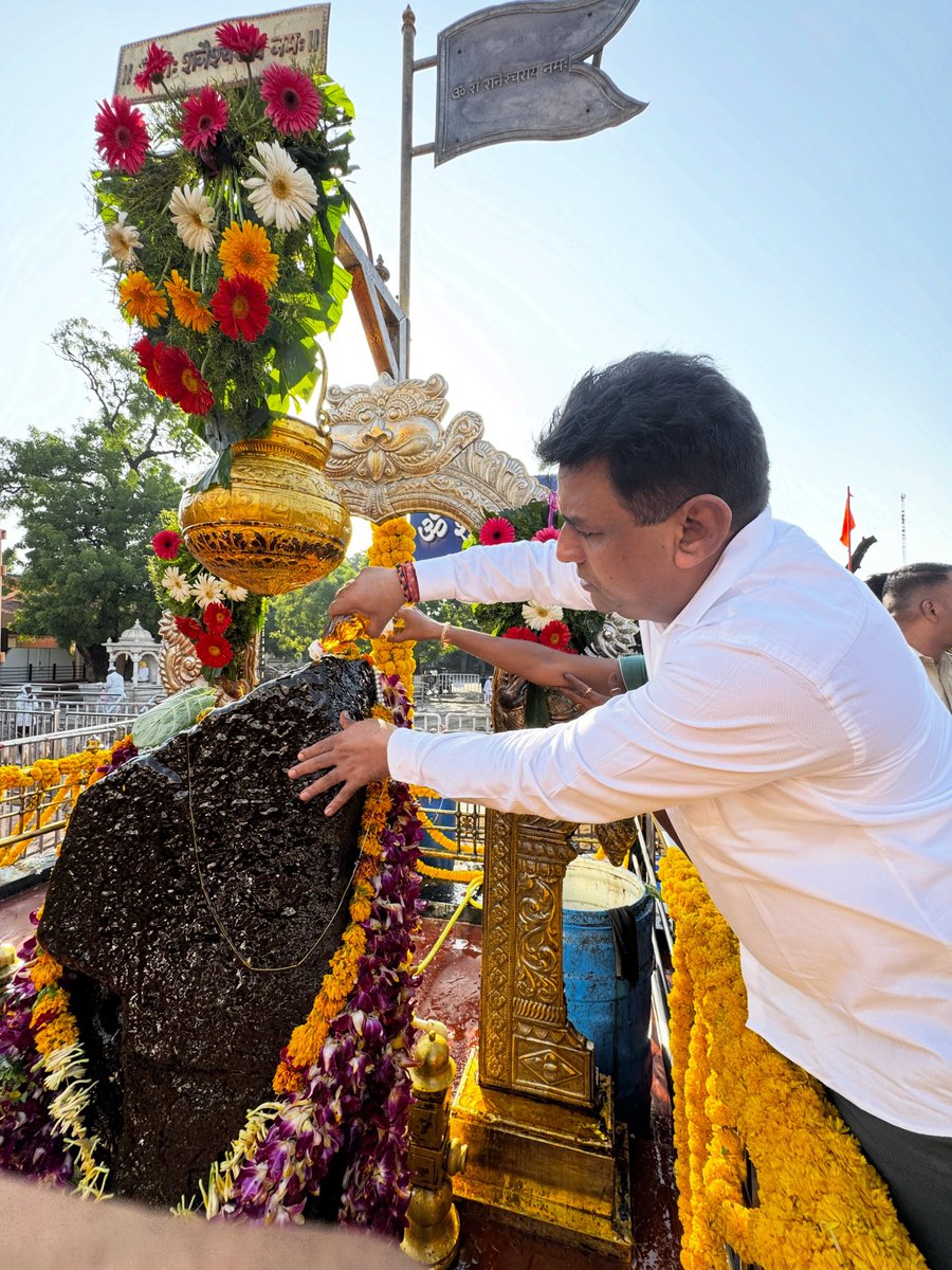 MurjiPatel_'s tweet photo. ॐ श्री शनैश्वराय नमः 🙏

शनी शिंगणापूर येथे श्री शनिदेवांचे पवित्र दर्शन घेण्याचा मंगल योग लाभला. श्री शनिदेवांच्या चरणी नतमस्तक होऊन सर्वांच्या सुख-समृद्धी, आरोग्य आणि कल्याणासाठी प्रार्थना अर्पण केली.

या प्रसंगी माझी पत्नी सौ. केशरबेन आणि आमच्या जीवनाच्या प्रत्येक टप्प्यावर, राज���ीय व सामाजिक जबाबदारीच्या प्रत्येक प्रवासात खंबीरपणे साथ दे��ारे माझे सहकारी सोबत होते.✨