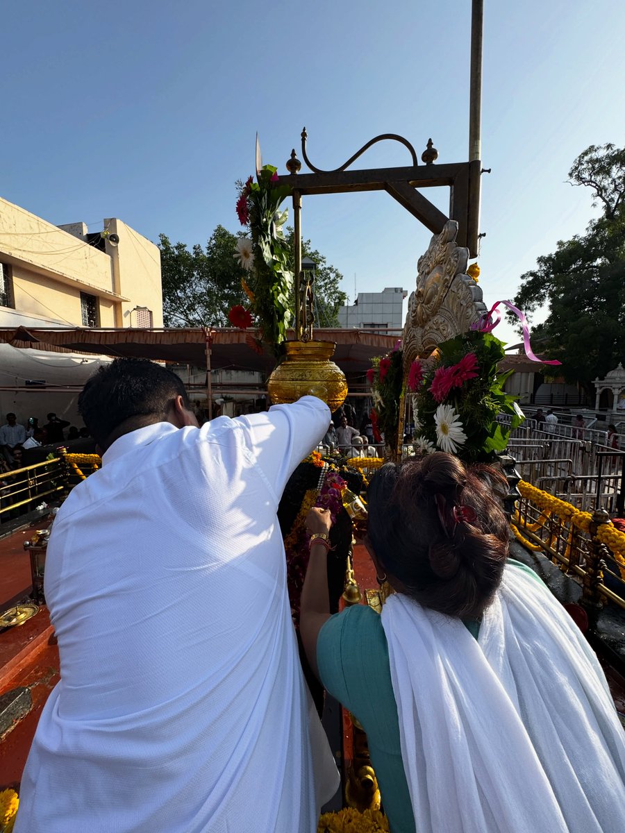 MurjiPatel_'s tweet photo. ॐ श्री शनैश्वराय नमः 🙏

शनी शिंगणापूर येथे श्री शनिदेवांचे पवित्र दर्शन घेण्याचा मंगल योग लाभला. श्री शनिदेवांच्या चरणी नतमस्तक होऊन सर्वांच्या सुख-समृद्धी, आरोग्य आणि कल्याणासाठी प्रार्थना अर्पण केली.

या प्रसंगी माझी पत्नी सौ. केशरबेन आणि आमच्या जीवनाच्या प्रत्येक टप्प्यावर, राज���ीय व सामाजिक जबाबदारीच्या प्रत्येक प्रवासात खंबीरपणे साथ दे��ारे माझे सहकारी सोबत होते.✨