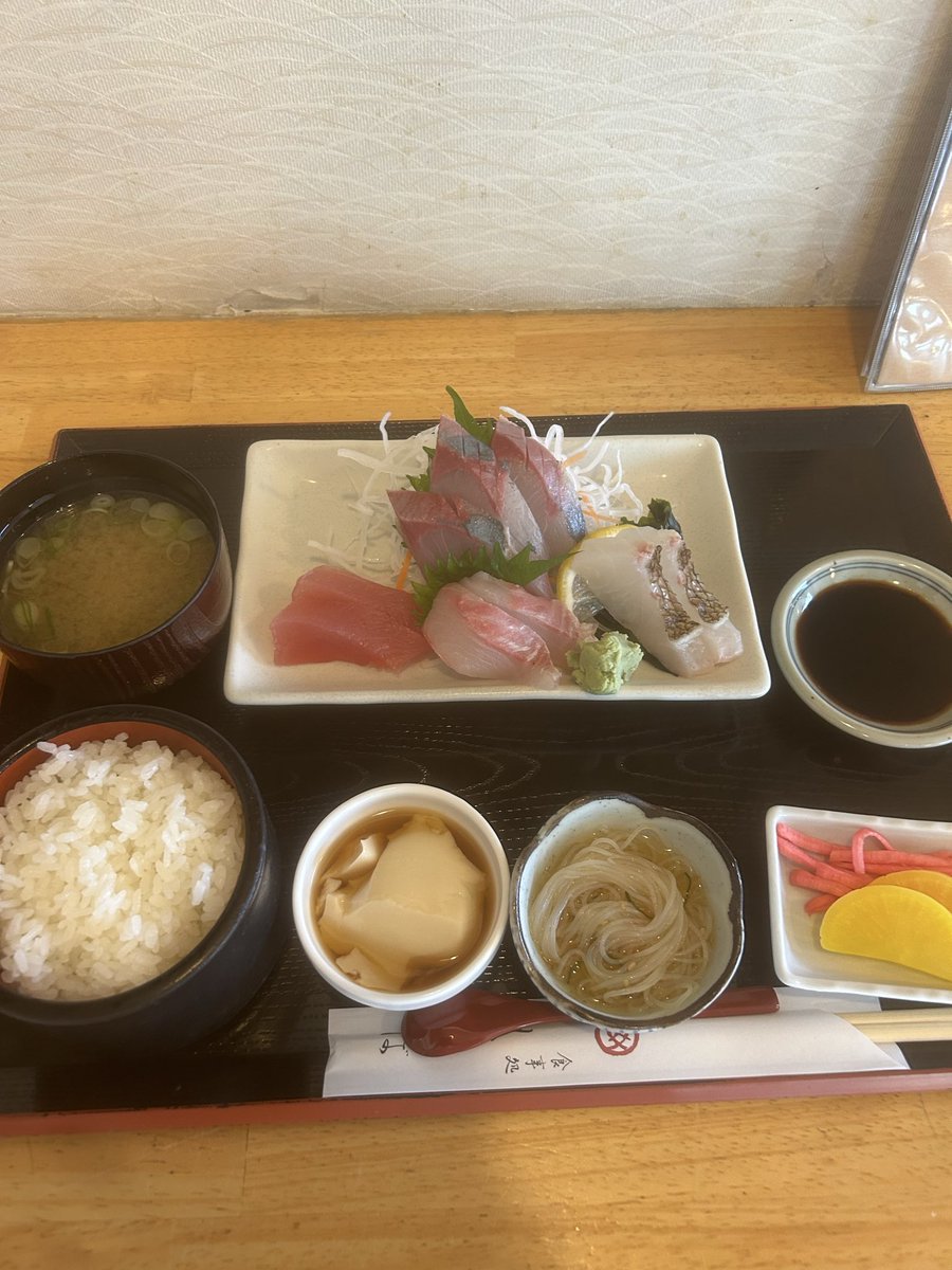 SLionman7's tweet photo. 今日港町に行ったんだ。
俺ってさ、めっちゃ刺身好きなんだよ。せっかく港町に来たから刺身たくさん食べたいじゃん!!

だからさ、お昼ご飯を11時と13時の2部制にしてお刺身定食を2回食べたんだ。
最高だったよ👍 https://t.co/ztcCa7aXge