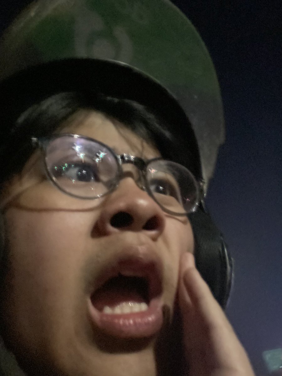 KayUsBoon's tweet photo. OJOL STORY OF THE DAY

gw: mas helmnya ga di klip
🗣️: sempit mas kalo di klip helmnya
gw: oalahh iya si emang kadang nyekek
🗣️: iya makanya saya lepas

(galama dia agak ngebut)
ada suara *BLETUKKK*

GW KESABET BESI KLIP HELM DIA WOIII, SAKIT BENER DAN MASNYA GASADAR MASIH NGEBUT SAMBIL NYANYI, PENGEN GW TABOK HELMNYA RASANYAAAA