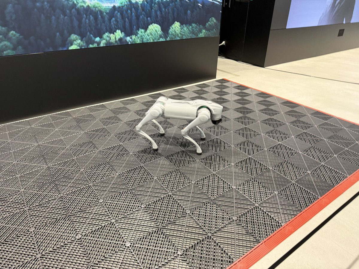 d5nissan's tweet photo. ウェルカムセンターでトヨタの会長がこんな姿にされていた https://t.co/tkcwrAZ5BL