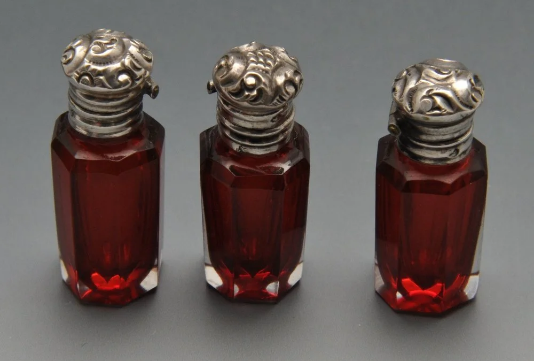 wikivictorian's tweet photo. Hinged walnut case with three scent bottles and a funnel, 19th century. France. In private collection. https://t.co/p4iOLRV71v