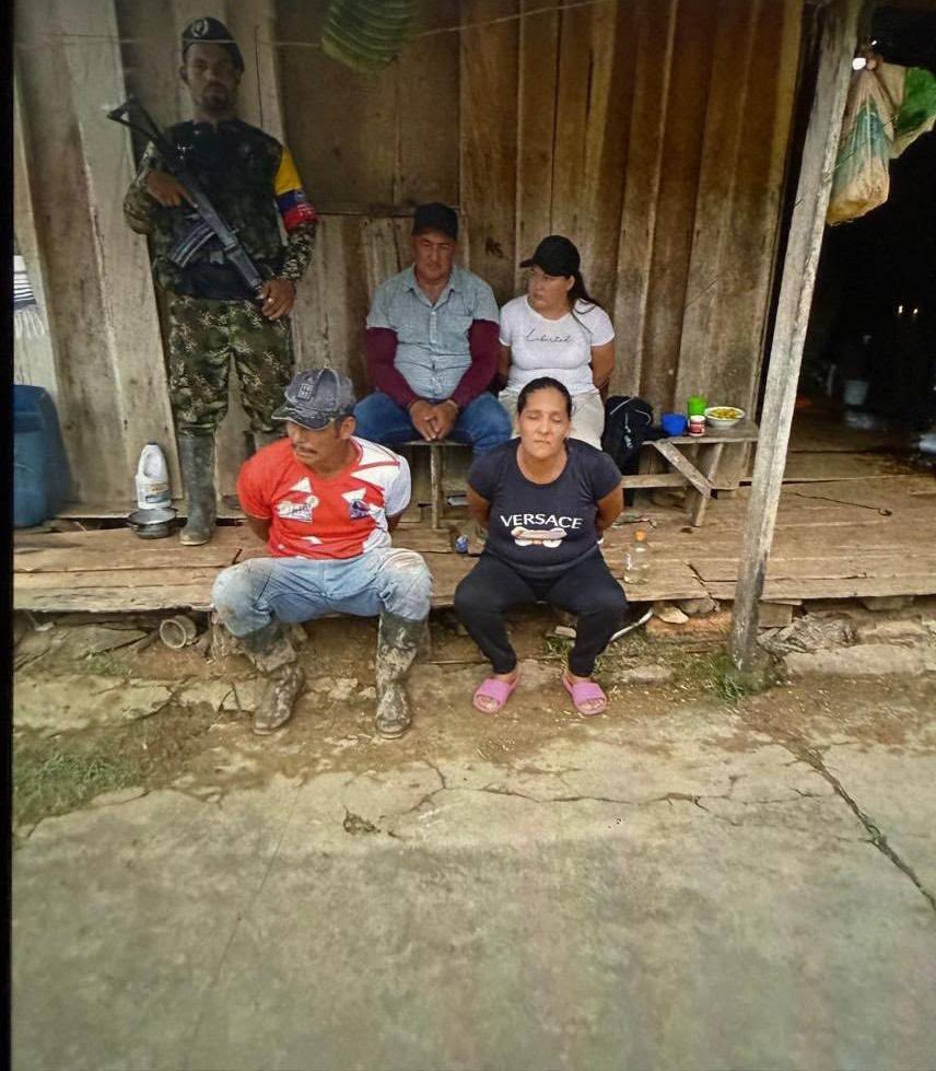 Julian_VasquezP's tweet photo. 💔

Ellos eran los cuatro campesinos a los que las disidencias de alias Calarcá masacraron en Remedios, Antioquia (no sin antes obligarlos a tomarse una foto).

Autoridades confirman el hallazgo de los cuatro cuerpos. https://t.co/oW2sznNbPY