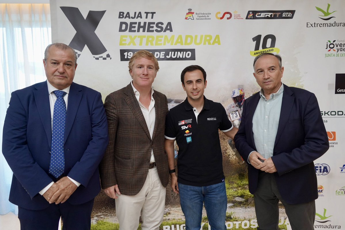 aytodebadajoz's tweet photo. 💨🏁 El alcalde @BarreraGragera ha participado este lunes en la presentación oficial de la Baja TT Dehesa Extremadura 2026.

👏 El 19 y 20 de junio celebra su 10ª edición situando a #Badajoz de nuevo en el epicentro del mundo del motor, con 150 equipos y sus más de 2.000 integrantes.

Un nuevo evento deportivo de primer nivel, puntuable para campeonatos nacionales e internacionales con un gran impacto económico y turístico en la ciudad.