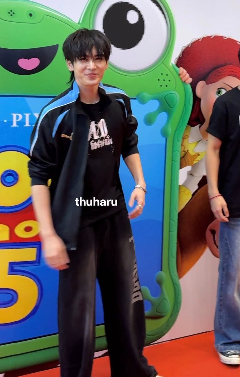 thuharuu's tweet photo. Because I met him just 2 days ago, he probably remembers me. When I called out "Tata," Santa looked straight at me and gave a slight nod. Love you sb 🙏🫶🥹🥹🥹

PSDFAMILY MOVIE TIME COLONY

#SFxPerthSantaDomiia
#Santapp https://t.co/PBtMhEIb70