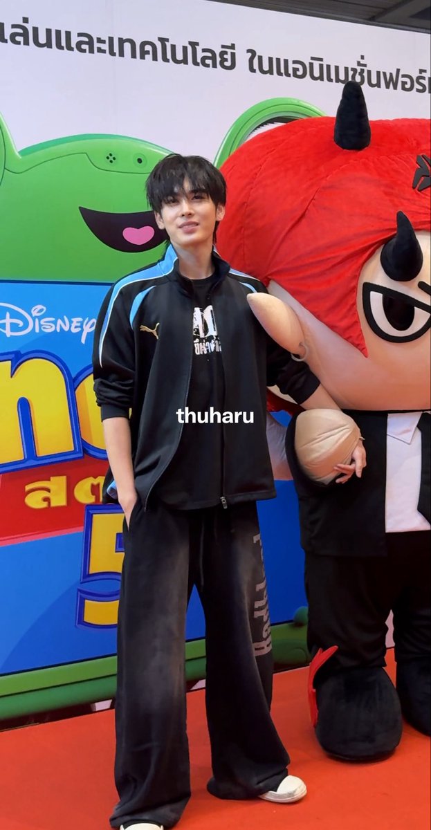 thuharuu's tweet photo. Because I met him just 2 days ago, he probably remembers me. When I called out "Tata," Santa looked straight at me and gave a slight nod. Love you sb 🙏🫶🥹🥹🥹

PSDFAMILY MOVIE TIME COLONY

#SFxPerthSantaDomiia
#Santapp https://t.co/PBtMhEIb70
