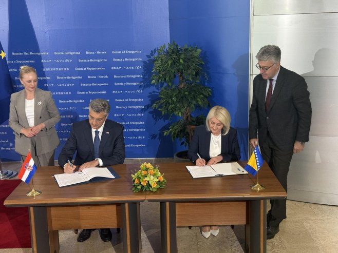 FrontalPortal's tweet photo. Krišto i Plenković potpisali Ugovor između BiH i Hrvatske o graničnim prelazima 

Krišto je navela da je pred Upravom za indirektno oporezivanje da da  saglasnost za Pravilnik o sistematizaciji radnih mjesta za novi granični  prelaz u Gradišci.

https://t.co/P8WuKsms61 https://t.co/ypYHqG8Yta