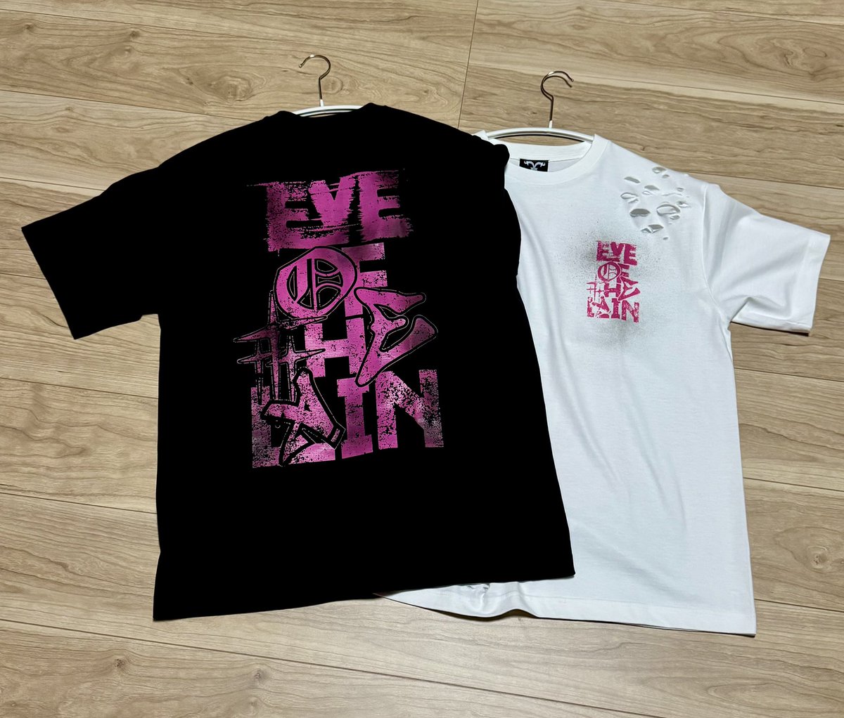 amy_0906's tweet photo. THE ENDさんとイブオブちゃんのコラボTシャツがかわいくてかっこよくて嬉しい🫶🏻
着心地も良き😼 https://t.co/3QrVsN20uL