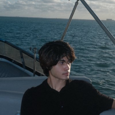 SujalJethwani's tweet photo. How to lose $44 million in a year

→ @shaams started in 2024 with roughly $100k
→ Put 20% into $POPCAT
→ $POPCAT reached 350x at peak
→ Did 48x on $WIF
→ Joined @pumpfun during memecoin boom
→ Received early investment and equity
→ $PUMP TGE turned equity into 8 figures
→ $TRUMP became another major winner
→ Portfolio peaked at $45 million
→ Refused to derisk during market slowdown
→ October 10, 2025 accelerated the collapse
→ Lost heavily on leveraged altcoin trades
→ Repeatedly bought tops of memecoins
→ Sold all unlocked pump fun equity
→ Forfeited remaining locked equity later
→ Net worth fell from $45M to $17,200
→ More than $44,980,000 wiped out