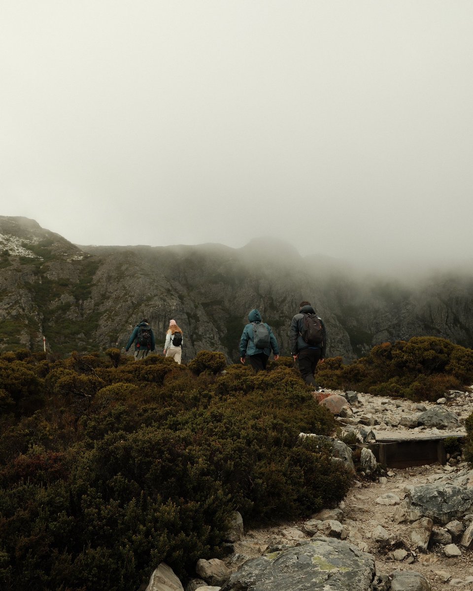 Marooxko's tweet photo. Buat kakak kakak kalo kalian belum pada tau, ini namanya hiking ya https://t.co/3DYGPlEljd