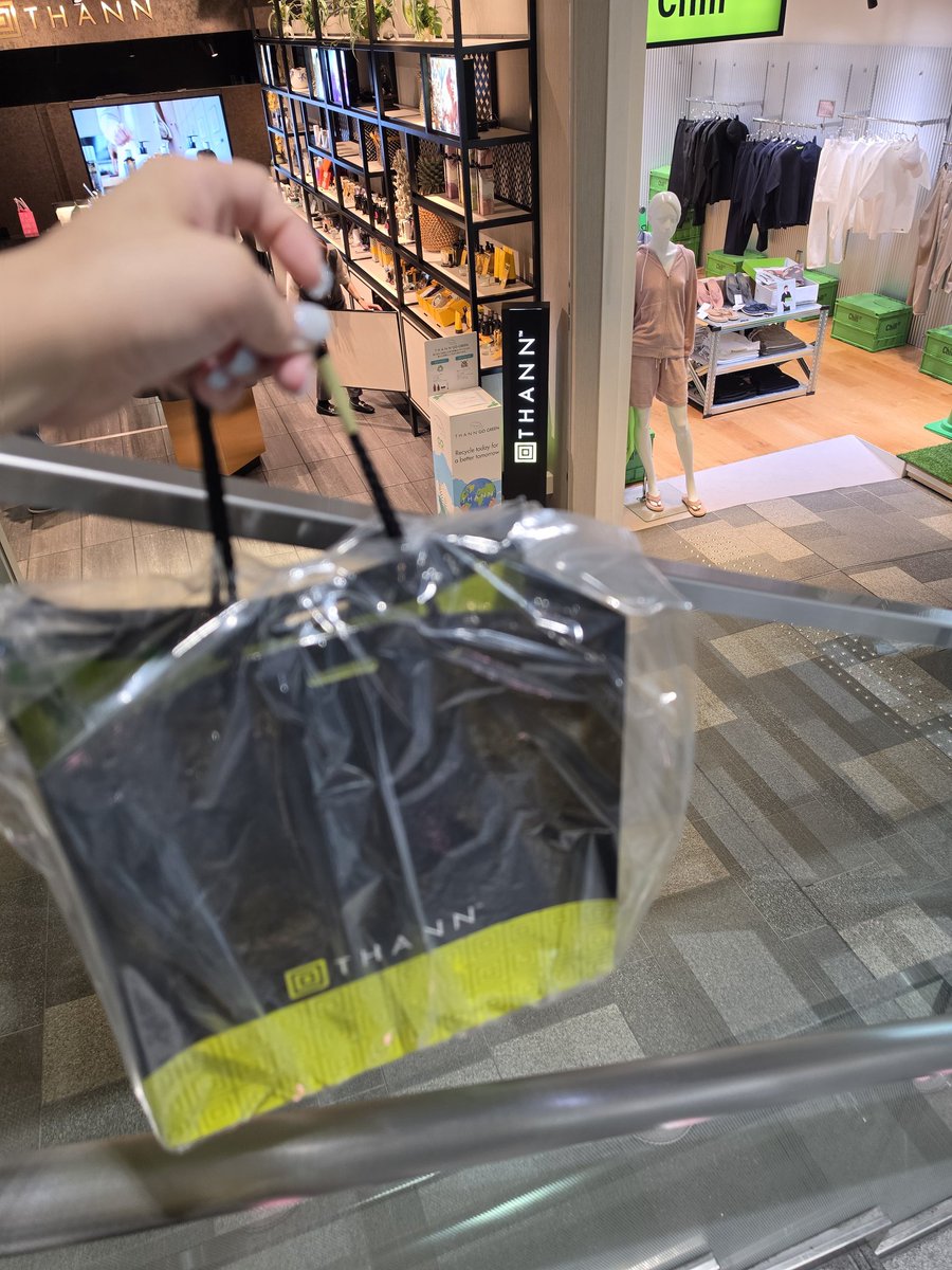 Mew_02505's tweet photo. 怎麼可以不來捧場咧～
台灣哪時可以換代言人～

#THANN
#THANNJapan
#thannofficial
#MewSuppasit 
@MSuppasit https://t.co/qxn33TnIXo