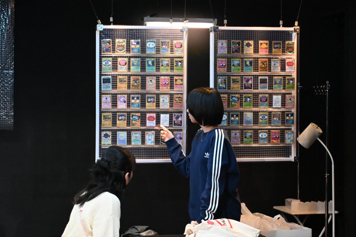kmd_k_'s tweet photo. 📕

秋葉原駅前店だが末広町駅前にあるカードショップ カードジョイン秋葉原駅前店。社員は三人で、あとバイト。それと、いつの間にかいなくなってしまった人たち。俺たちはハタチそこらで扱うにはデカ過ぎる金額を手に、ゲームみたいな毎日を過ごす。金。幽霊。不安の街。
https://t.co/6WcOzVBSd1 https://t.co/PcojIgP4cE