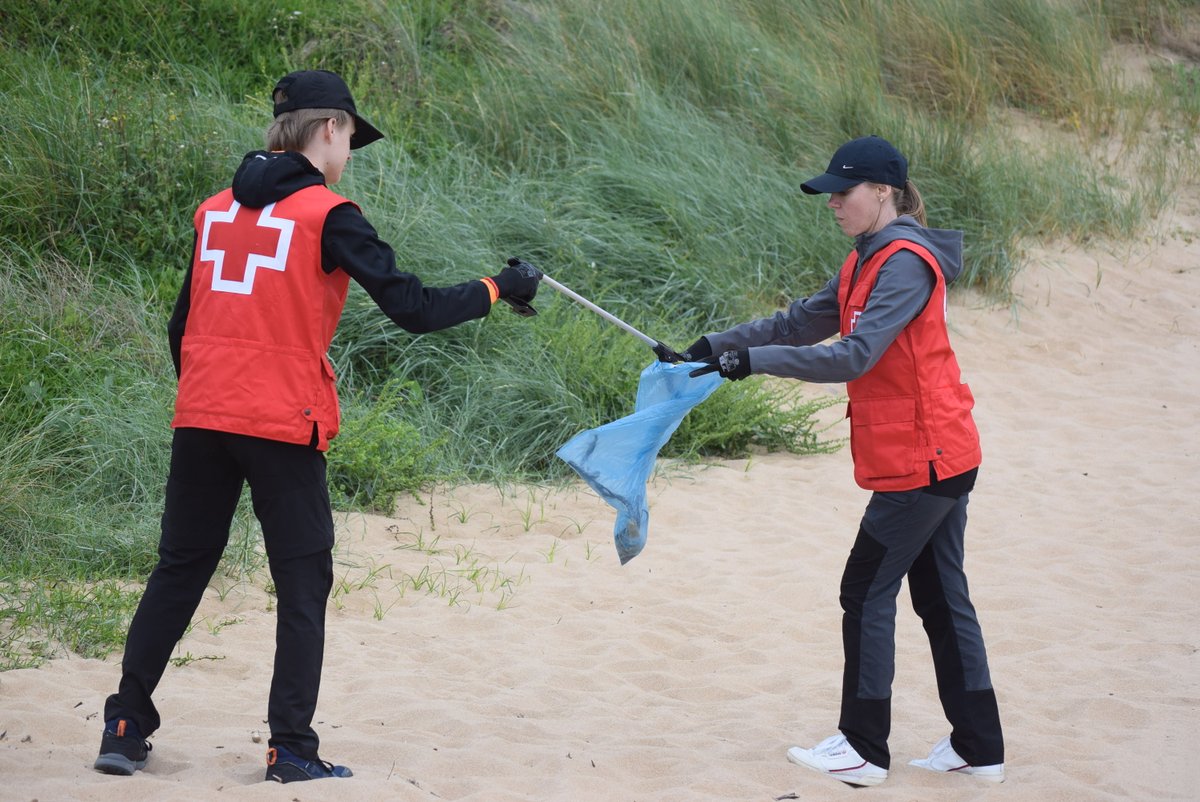 aytopielagos's tweet photo. Jose Cacho, técnico de Medio Ambiente de @CRECantabria, afirma en la jornada de voluntariado ambiental celebrada en la playa de Valdearenas, en #Piélagos, que “el mejor residuo es el que no se genera” https://t.co/Qv3MGeGtB9 #ProyectoLIBERA #basuraleza https://t.co/oIPdUyV8fz