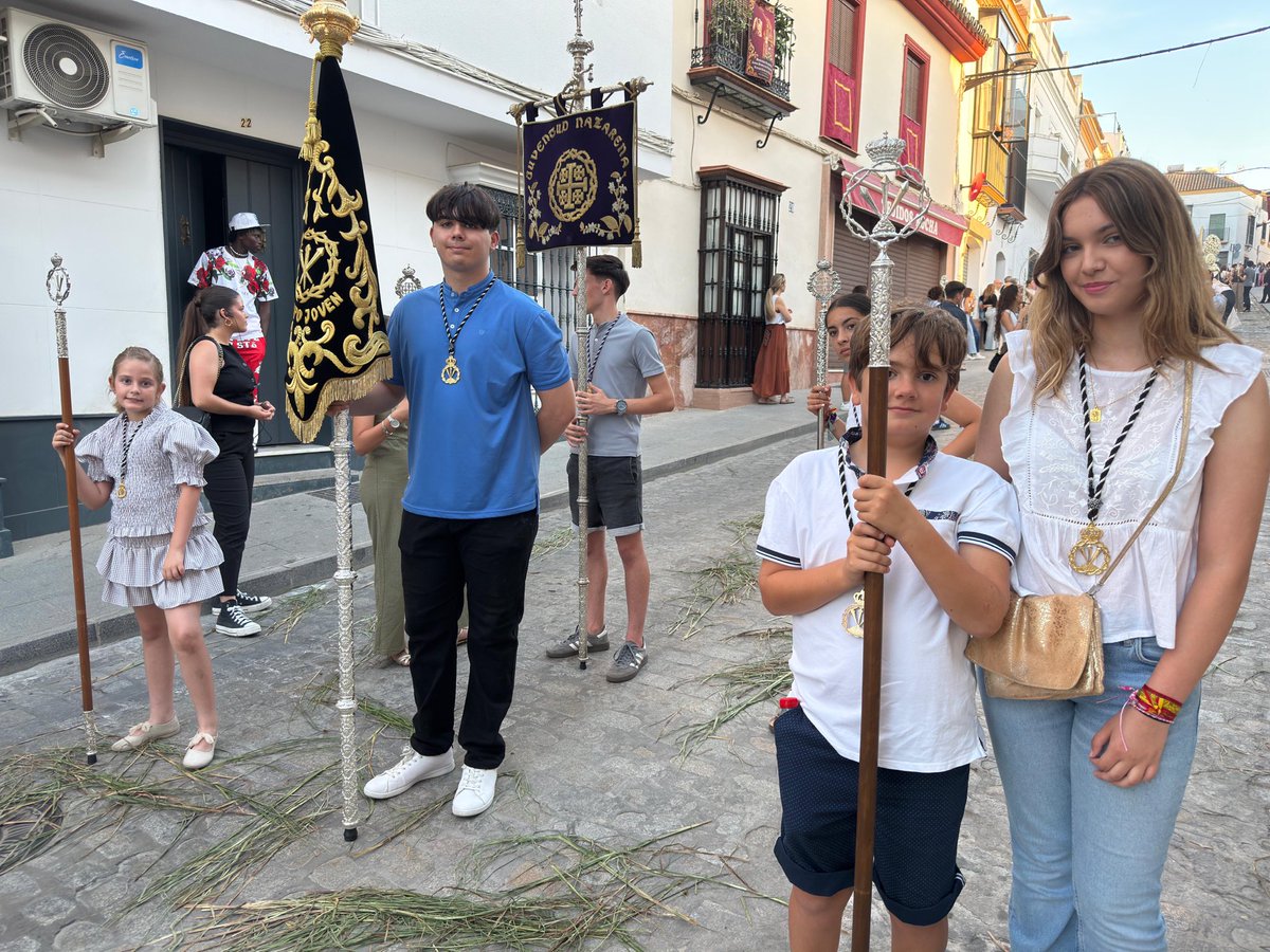 HSentierro's tweet photo. Una representación de nuestra Junta de Gobierno y del Grupo Joven de nuestra hermandad participó en la procesión acompañando al Santísimo Sacramento por las calles de nuestra localidad.

“Sea por siempre bendito y alabado el Santísimo Sacramento del Altar.”

#hermandad https://t.co/PvtNeSs06f