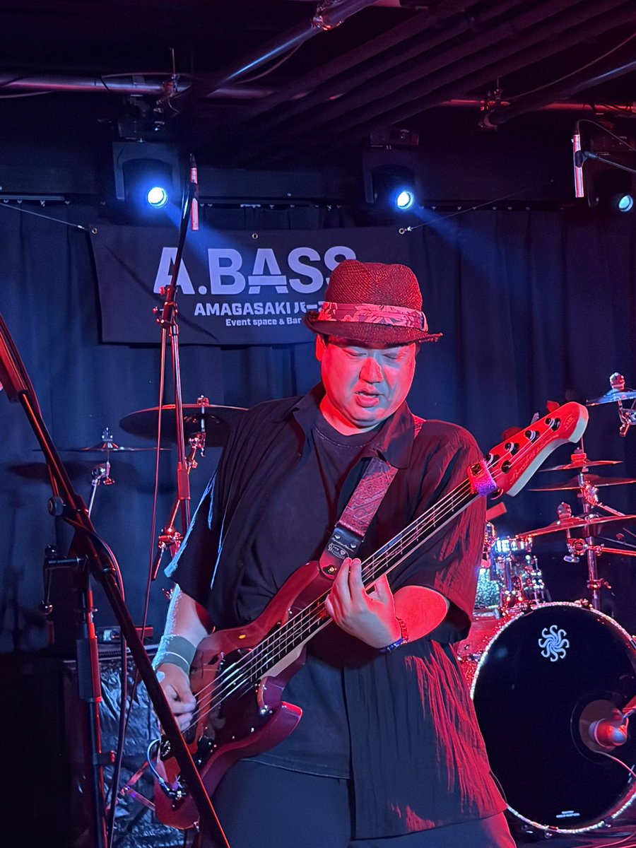 alpha_417's tweet photo. 昨日はヒイロさんにお誘いいただき、尼崎BASSへUNlimit SMileさんのライブへ。初めてでしたが、めっちゃ良かったです！(語彙力)また観に行きたい！来年お魚フェスかキタホに出てくれんかしら(笑)
めっちゃヒイロさん撮ってた(笑) https://t.co/gqKo3rWcSz