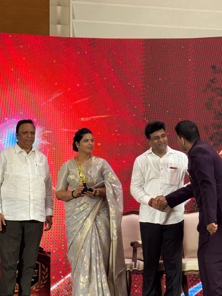 MurjiPatel_'s tweet photo. @LokshahiMarathi  वृत्तवाहिनी आयोजित ‘Bharat Leadership Summit 2026’ मध्ये सहभागी होण्याची संधी लाभली. शासन, उद्योग, माध्यमविश्व, सार्वजनिक धोरण, अर्थव्यवस्था आणि समाजजीवन या विविध क्षेत्रांतील विचारवंत, decision-makers आणि changemakers यांच्यासोबत संवाद साधताना भारत आणि महाराष्ट्राच्या पुढील दशकातील वाटचालीविषयी अनेक महत्त्वपूर्ण मुद्द्यांवर विचार मंथन झाला.

याप्रसंगी राज्याचे माहिती तंत्रज्ञान मंत्री तसेच मुंबई उपनगराचे पालकमंत्री श्री आशिष शेलार जी, मुंबईच्या महापौर माननीय रितू ताई तावडे जी, लोकशाही मराठीचे व्यवस्थापकीय संपादक श्री विशाल पाटील जी, श्री लाघवी सावंत जी तसेच विविध क्षेत्रांतील मान्यवर उपस्थित होते.

आजचा काळ केवळ विकासाचा नाही, तर innovation, institution-building आणि responsible leadership यांचा आहे. अशा वेळी समाजातील विविध क्षेत्रांतील अनुभवी आणि अभ्यासू व्यक्तींना एका व्यासपीठावर आणून अर्थपूर्ण चर्चा घडवून आणणे उल्लेखनीय कामगिरी आहे.

लोकशाही बळकट करण्यासाठी निर्भीड, अभ्यासपूर्ण आणि जनतेच्या प्रश्नांशी बांधिलकी जपणारी पत्रकारिता ही कोणत्याही प्रगत राज्याची मोठी ताकद असते. त्या दृष्टीने उपस्थित सर्व पत्रकार मित्र व त्यांची संपूर्ण टीम अभिनंदनास पात्र आहे.

या निमित्ताने उपस्थित असलेल्या विविध क्षेत्रांतील मान्यवर, तज्ज्ञ आणि विचारवंतांशी संवाद साधण्याची संधी मिळाली. अशा चर्चांमधूनच महाराष्ट्राला अधिक सक्षम, स्पर्धात्मक व भविष्याभिमुख बनविण्याचा मार्ग अधिक स्पष्ट होत जातो.

या उत्कृष्ट उपक्रमासाठी लोकशाही मराठीच्य��� संपूर्ण टीमचे मनःपूर्वक अभिनंदन आणि पुढील वाटचालीसाठी हार्दिक शुभेच्छा.