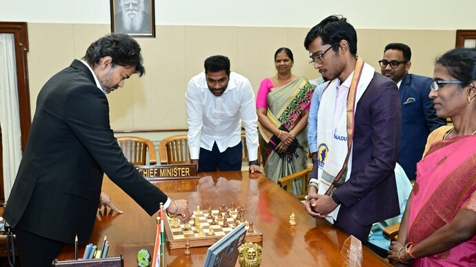 nehasharma101's tweet photo. A proud moment for Chennai and Tamil Nadu! 🌟

CM Vijay’s chess game with Praggnanandhaa showcased why the young grandmaster continues to earn admiration worldwide.

#TamilNadu #Vijay #Praggnanandhaa #Chennai #NorwayChess https://t.co/i5Qh422DZ6