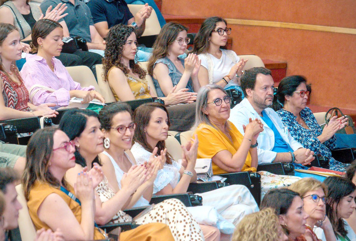 HospitalUVRocio's tweet photo. 😍😍Hoy hemos recibido con gran ilusión a nuestros nuevos 👩🏼‍⚕️🧑🏻‍⚕️🔬💊 165 residentes que comienzan su formación como especialistas en nuestro 🏥.
🩺Un total de 190 tutores formarán a los futuros especialistas de Enfermería, Farmacia, Medicina, Radiofísica, Biología…. https://t.co/tmv5COXTCg
