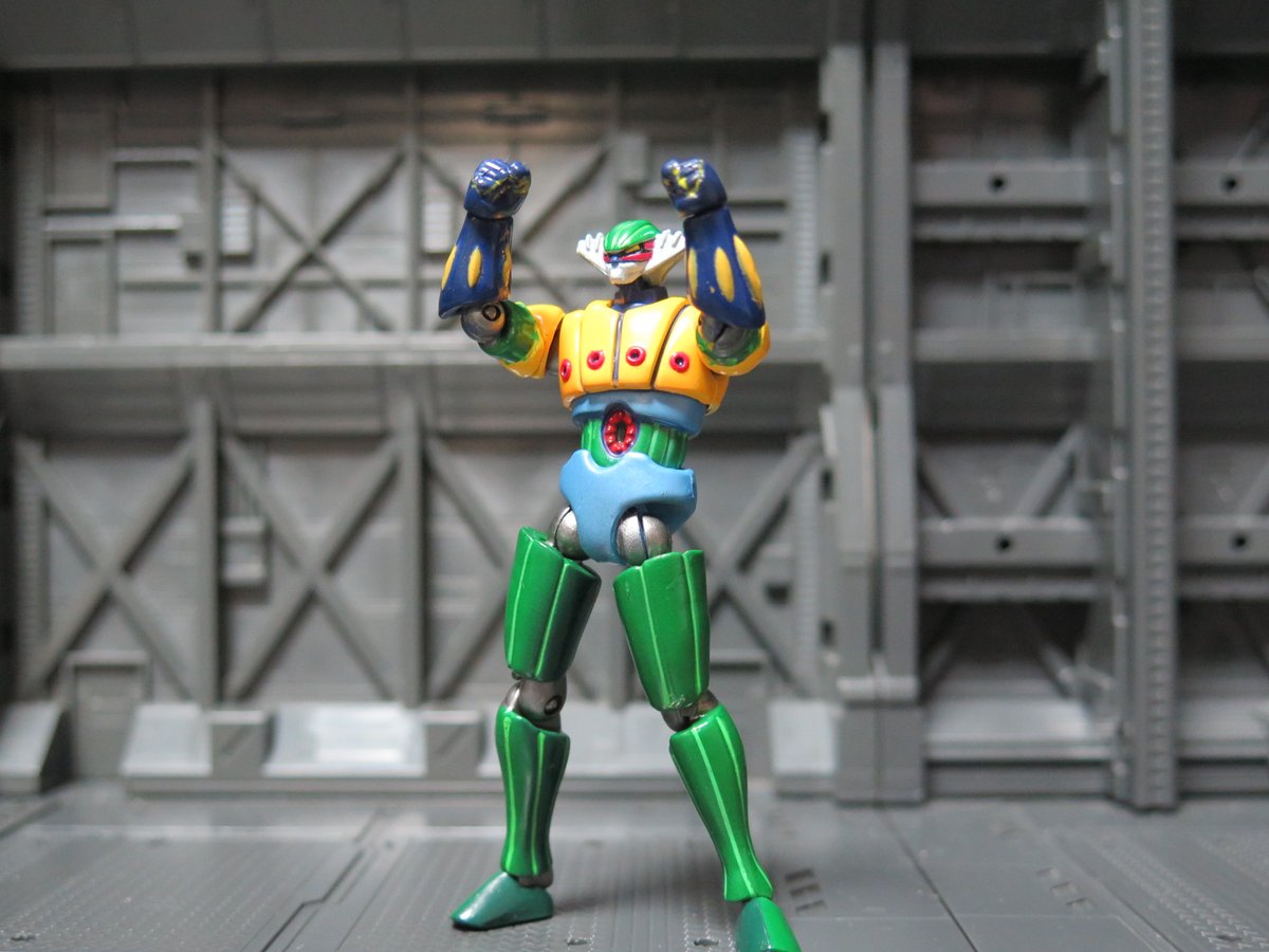 tera753's tweet photo. 中古で手に入れた海洋堂KTダイナミックロボットミュージアムの鋼鉄ジーク
全高8cmという小ささにも関わらず山口可動式で斜めの可動軸を駆使して各部が動く！
スピンスト���ムもナックルボンバーもバッチリ！
差し替えでマッハドリルも再現出来るぞ！
しかしこの当時(2004)のトレフィグはすごいな… https://t.co/eXeUAx7m4p
