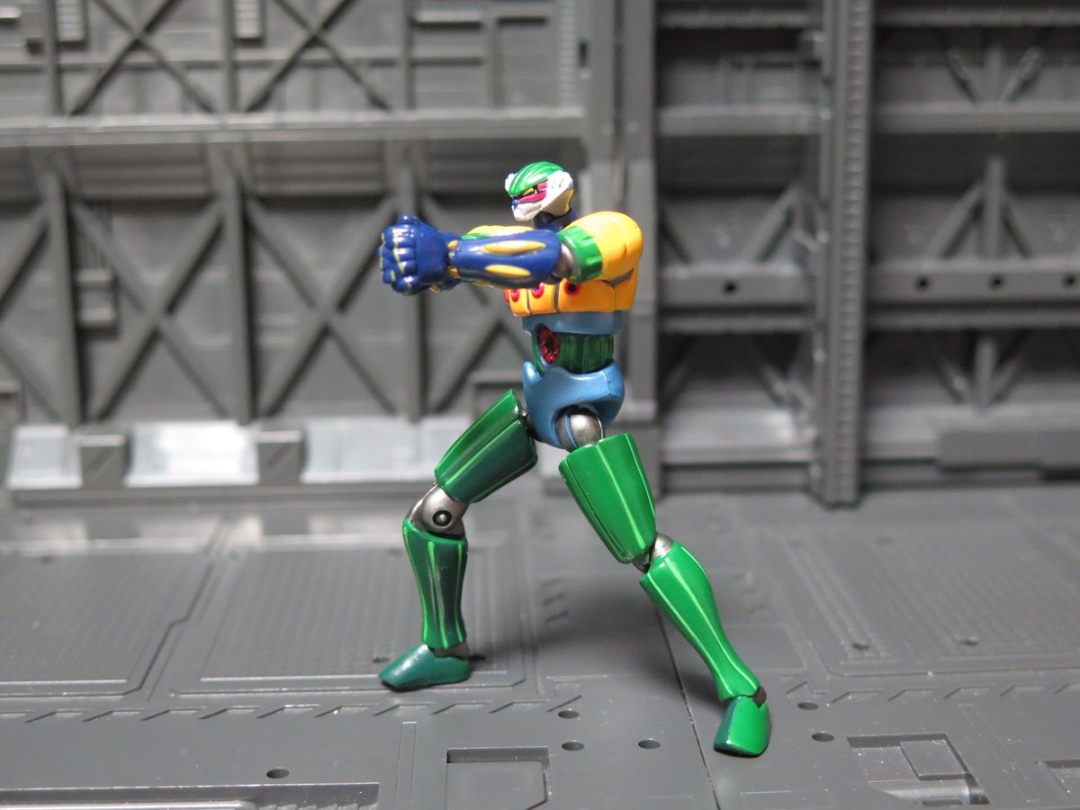 tera753's tweet photo. 中古で手に入れた海洋堂KTダイナミックロボットミュージアムの鋼鉄ジーク
全高8cmという小ささにも関わらず山口可動式で斜めの可動軸を駆使して各部が動く！
スピンスト���ムもナックルボンバーもバッチリ！
差し替えでマッハドリルも再現出来るぞ！
しかしこの当時(2004)のトレフィグはすごいな… https://t.co/eXeUAx7m4p
