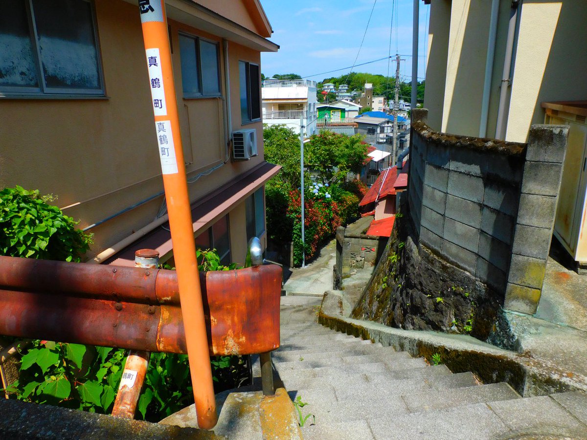 sagami_walker's tweet photo. 子どもの頃の夏休みを思い出すような、どこか懐かしさを感じる真鶴の風景です。

初めて訪れた場所にもかかわらず、不思議と懐かしく感じるのはなぜなのでしょうね。

#写真好き #風景写真 #真鶴 #真鶴検定 #懐かしい風景 https://t.co/Tf9AWtcxyv