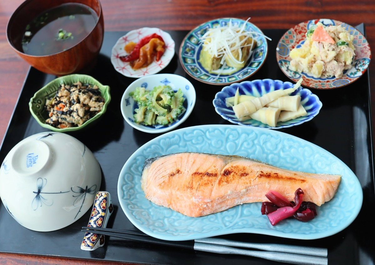 AjakoKitchen's tweet photo. 塩鮭定食🥢

お魚が食べたくなったので
鮭を焼きました🐟

ツナポテサラダ
焼きナスねぎぽん酢
パプリカマリネ
筍わさび醤油
ゴーヤカシューナッツ和え
ひじき煮
お吸い物

今週もよろしくお願いします☺ https://t.co/feMDCifupr