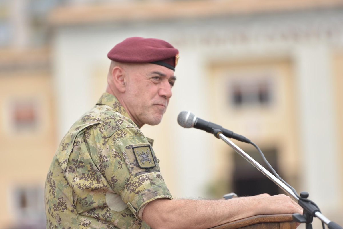 Esercito's tweet photo. Il Capo di SM dell'#EsercitoItaliano, Gen. C.A. Carmine #Masiello, in visita presso il 4° reggimento Genio Guastatori e il reggimento Logistico "Aosta": “Da #soldato tra soldati, desidero sottolineare come le nuove esigenze di deterrenza e difesa ci impongano una riflessione costante e profonda sul nostro impegno, che trova fondamento nel significato autentico del #Giuramento prestato e nei #valori che orientano il nostro #servizio. Noi militari siamo i primi a ripudiare la guerra. Ma abbiamo il dovere di essere preparati e di assumerci la responsabilità della #difesa della #Patria con #disciplina e #onore.
La Patria non è un concetto ideologico né semplicemente geografico: è una comunità di valori, una storia condivisa e un patrimonio costruito anche attraverso il #sacrificio di milioni di donne e uomini che hanno creduto negli ideali di libertà e giustizia.
I tempi che viviamo richiedono lucidità, #responsabilità e scelte logiche, fondate sulla ragione, non ideologiche. Per questo rivolgo un sincero ringraziamento a tutti voi per ciò che fate ogni giorno al servizio dell’#Italia e dei suoi #cittadini, anche quando il nostro impegno non è pienamente compreso o riconosciuto. L’unico privilegio che abbiamo è quello di appartenere alla grande #famiglia dell’#Esercito e di servire con orgoglio il #Tricolore.”