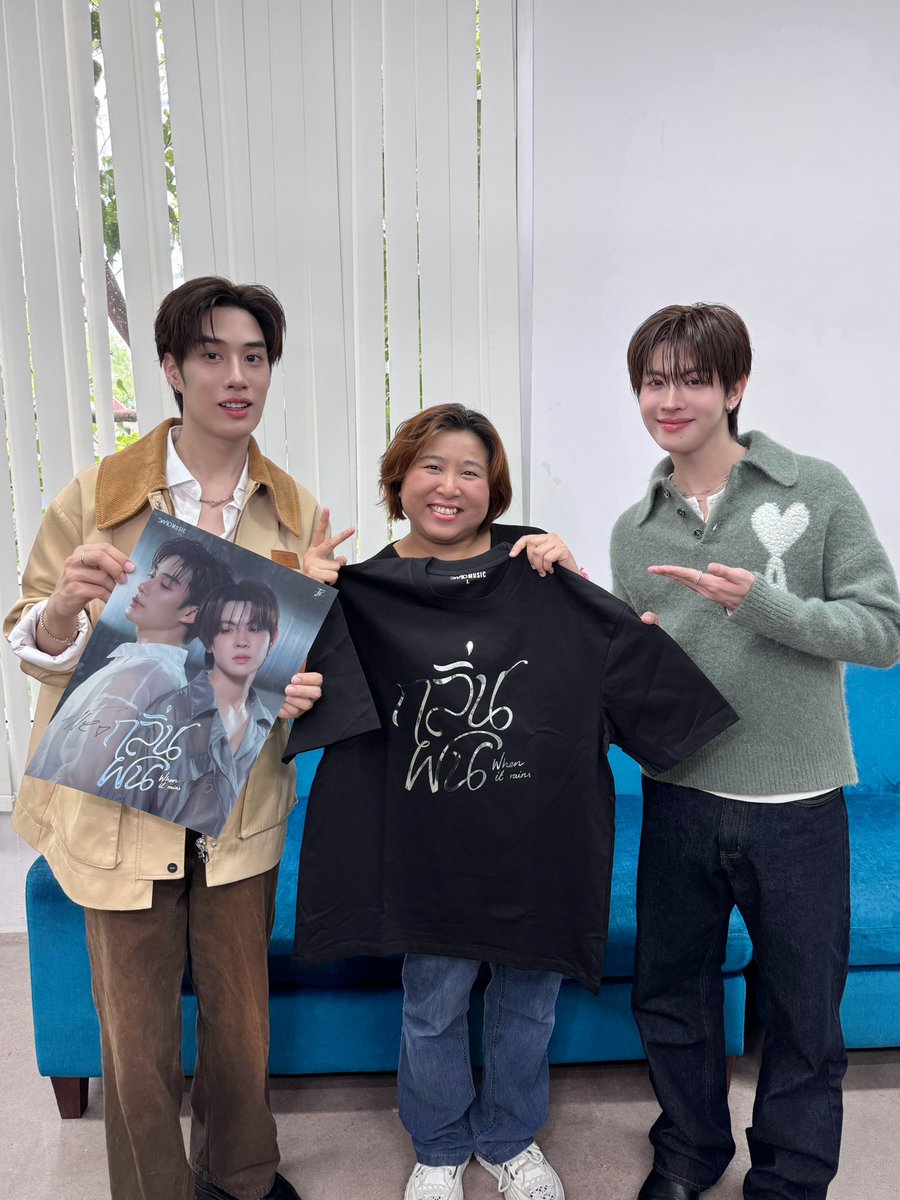 DomundiTV's tweet photo. จบลงไปแล้วสำหรับ “กลิ่นฝน (When It Rains) Press Tour” 🌧️☔️

ขอขอบคุณ @onebunterng “News Bunterng” @EFM_STATION “Hotwave Krub” @TMCcountdown @ElleMenThailand @MensFolioTH และ @bazaarthailand ที่ให้เกียรติ “เติ้ล” @TLE_mtm และ “เฟิร์สวัน” @firstone_wnk ได้มาร่วมพูดคุยและโปรโมทเพลง “กลิ่นฝน (When It Rains) Press Tour” ในวันนี้นะคะ 🥰

ขอบคุณแฟน ๆ ทุกคนที่ติดตามและส่งกำลังใจให้เติ้ลและเฟิร์สวันในการเดินสายโปรโมทในวันนี้ด้วยนะคะ 🫶🏻✨️

TFO 1ST DUO SINGLE PRESS
#WhenItRainsPressTour