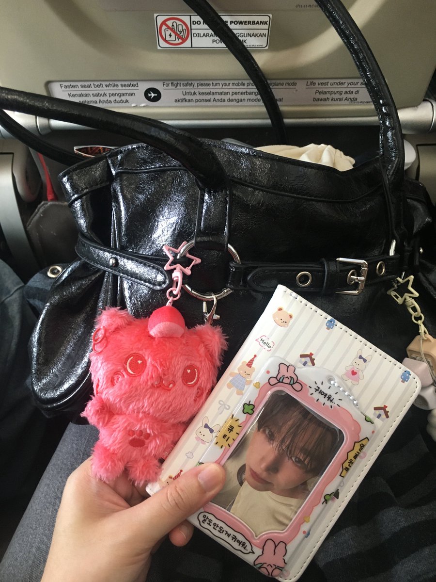 _skybleu's tweet photo. brought kuri on my trip last month!

쿠리 데리고 여행 다녀왔어요 🐈‍⬛️ #쿠리여행 https://t.co/NISd9bEIIl