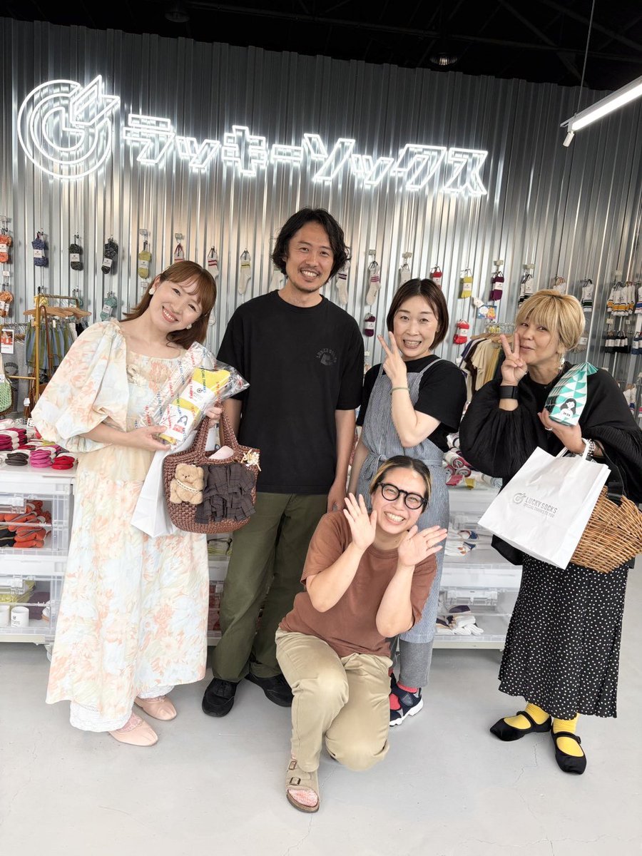 shihon_alms's tweet photo. 佐賀有田にあるラッキーソックスのみなさんと♡素敵なお店でした🎀💫

そして作家仲間たちと打ち合わせ📝
9月と11月に長崎大村でイベント開催予定です⟡.꙳またおしらせさせてくださいね ꒰ᐡ⸝ɞ̴̶̷ ·̮ ɞ̴̶̷⸝ᐡ꒱秋が楽しみです💕 https://t.co/pwCwFm5JgE