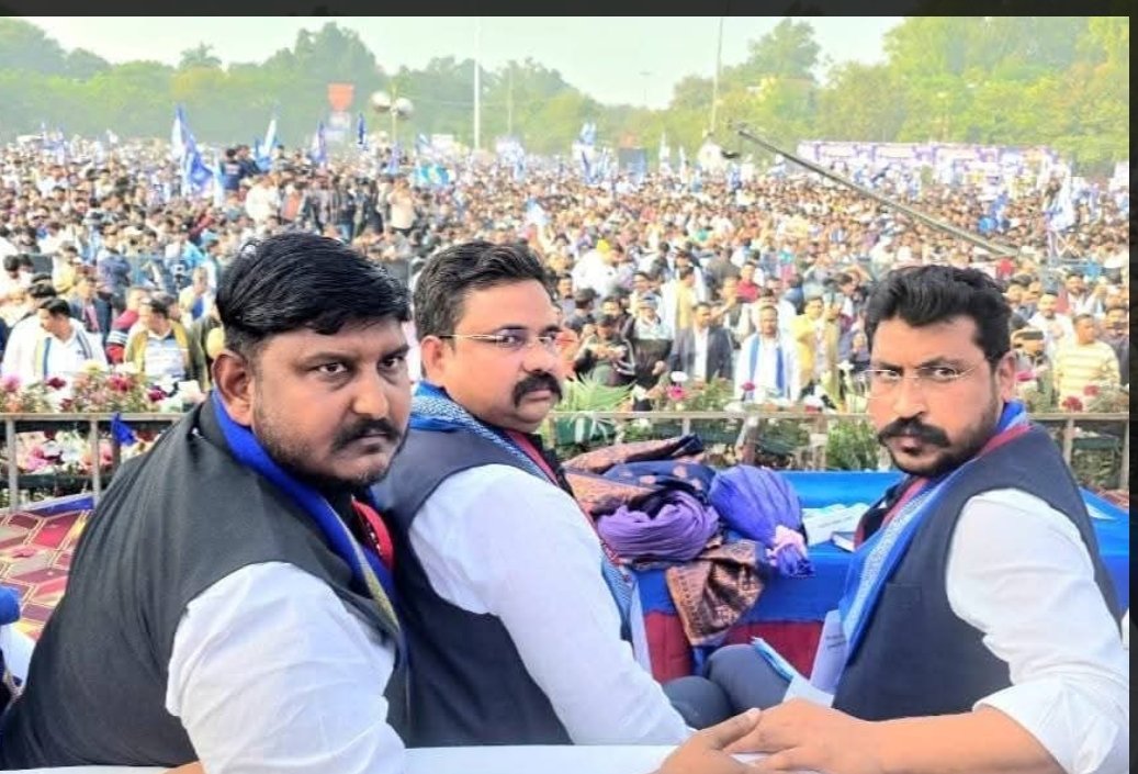 Manojkumar82822's tweet photo. मैं आप तीनों भाइयों से अपील करूंगा की हमेशा एक साथ रहे एक दूसरे के दुख सुख में साथ देने का काम करें कुछ मनुवादी आप लोगों के बारेमें गलत टिप्पणी कर रहे हैं पर कोई बात नहीं आप तीनों भाई एक साथ ही रहे उसी में बहुजनों का भला है और 2027 हमारे सर पर थोड़ा ध्यान देने की जरूरत है
जय भीम https://t.co/7ldap7Ik1U