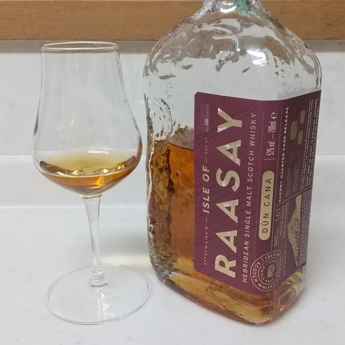 XwByGFhRpe4uJnd's tweet photo. 今夜はこの２杯🥃🥃

ブラックブッシュは今夜のドライカレーにピッタリ👍️食事にも合う間違いない美味しさ😋
ラッセイダンカナシェリーカスクは開けたてよりかなり落ち着いてきたかな🤔島なのに内陸系のようなピート感がシェリー樽の甘さとマッチして美味しい😃

#ウイスキー https://t.co/dKjtBuTexJ