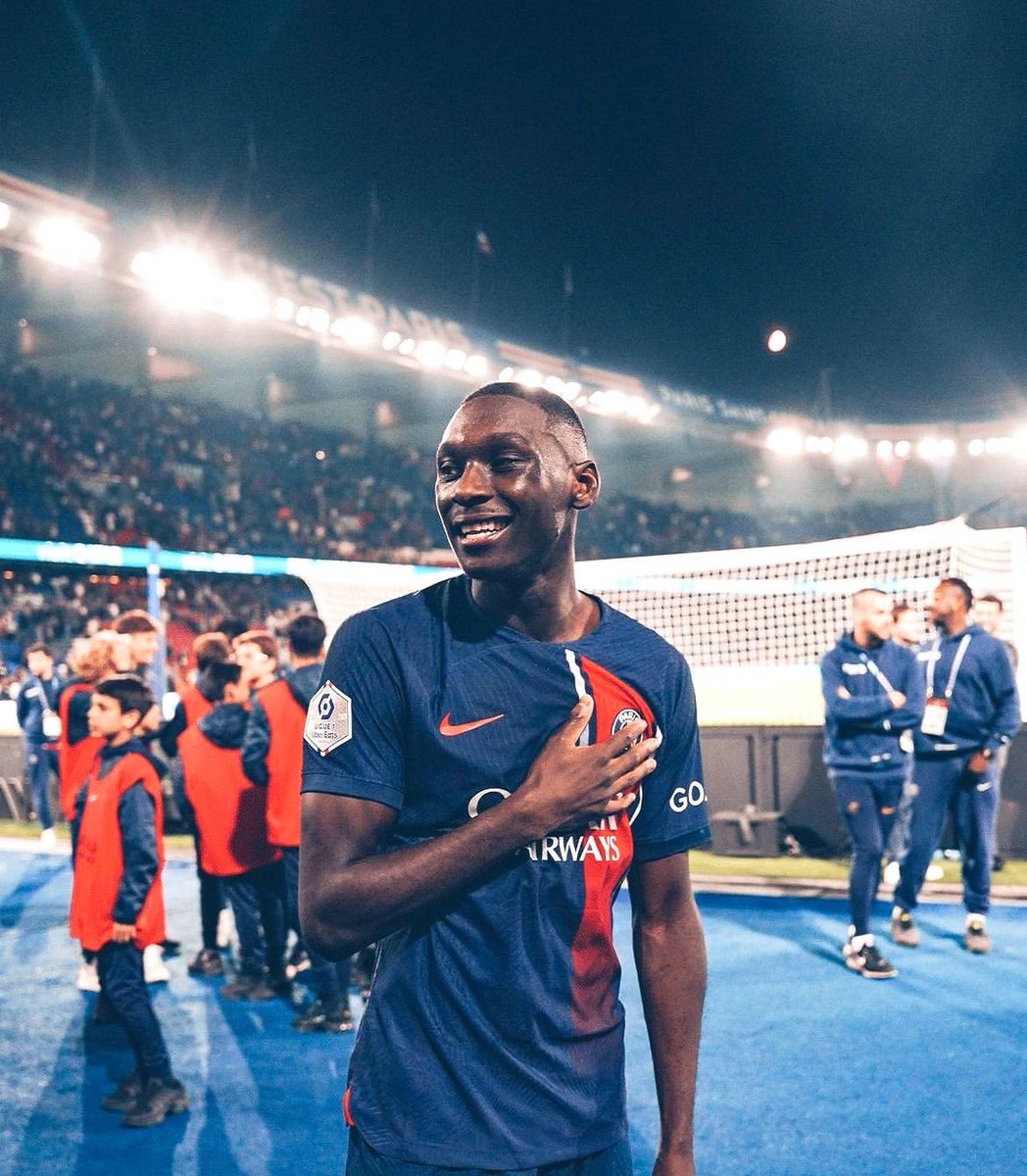 AmbianceFoot_'s tweet photo. 🔴 Le PSG fixe le prix de Randal Kolo Muani à 35-40 M€ 🇫🇷

L’attaquant international français, sous contrat jusqu’en juin 2028 avec le club de la capitale, est sur la liste des départs cet été.

💰 Les dirigeants parisiens ne comptent pas le brader.

Qu’en pensez-vous ? Un bon prix pour lui ? 👀