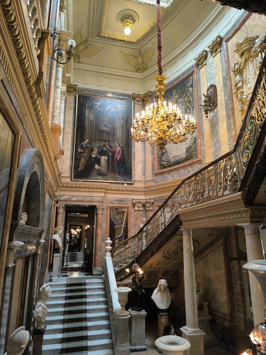 trastamara_ana's tweet photo. La escalera de Honor del Museo Cerralbo es una de las estructuras más escenográficas, teatrales y espectaculares del Madrid del siglo XIX. 

Diseñada como la gran carta de presentación del palacio, su principal función era impactar a los invitados y reflejar el prestigio social, el poder y la riqueza de Enrique de Aguilera y Gamboa, el XVII marqués de Cerralbo.

La impresionante barandilla que abraza la estructura es una pieza de hierro forjado de estilo Luis XV. No fue hecha para el palacio, sino que el marqués la adquirió del antiguo Monasterio de las Salesas Reales fundado por la reina Bárbara de Braganza.